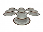 Renner - Sete consumes em porcelana na cor branca, esmaltados com friso rubi e filete dourado.
