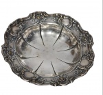 Antigo porta confete em metal espessurado a prata, bordas ricamente cinzeladas com ramos e rosas. Medindo: 19 x 4 cm.