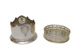 Duas peças em metal espessurado a prata sendo um suporte para garrafa e um porta copo. Medindo: 8,5 x 10 x 10,4 cm e 3,2 x 11,5 cm.