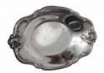 Cesta oval em metal espessurado a prata com  bordas onduladas e cinzeladas. Medindo: 22 x 14 x 3 cm.