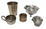Cinco peças diversas em metal espessurado a prata. Medindo: 9x7 / 5x6x8 / 4x5 / 6x6x11 / 11x5,5 cm.