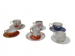 Seis xicaras para café em porcelana, manufaturas e tamanhos variados . Uma xicara apresenta fio de cabelo.