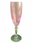 BOHEMIA - Taça em cristal européia, corpo com lapidação canelado em tom rosa, sobre base e haste em tom verde; Medindo 21,5 x 7 cm