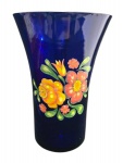 Imponente vaso confeccionado em vidro no tom azul cobalto, com rica decoração em esmalte; Medindo 28,5 x 20 cm