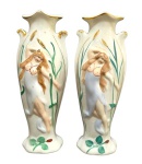 ART NOVEAU - Antigo e Raro par de Vasos Floreira confeccionado em Porcelana Holandesa, com  figura feminina rodeada pela natureza esculpida em alto em relevo, sec. XX, pintada à mão e com detalhes filetados a ouro na borda.; Medindo 18 x 8 cm