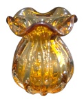MURANO - Vaso confeccionado em vido artístico soprado bojudo com bolhas no interior, e borda embabadada, em tom citrino; Medindo 13,5 x 12 cm