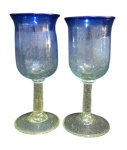 Antigo par de taças  artesanal mexicanas confeccionado em vidro soprado, haste com bolhas douradas internas visíveis, com corpo da taça em tom azul em degradê, na forma rústica; Medindo 17,5 x 7,5 cm