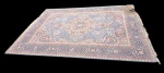 Grande e antigo tapete persa com decoração oriental em cores diversa; Medindo 2,38 X 3,45 cm ( necessita lavagem, ap. franja cortada e desfiamento na ponta)