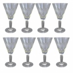 Conjunto com 8 taças em cristal azulado com reflexo furta cor, decorado com suaves lapidações de folhagens; Medindo 14 x 7,5 cm