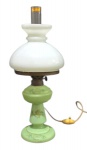 OPALINA - Antigo abajur de mesa elétrica, art déco, dec. 80, confeccionada em opalina verde com motivos florais, cúpula em opalina branca, tudo original; Medindo 40 x 17 cm