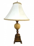 LEVITON - Antigo abajur de luxo americano, com bonito designer, confeccionado em pesada resina, parecendo ser a base de madeira e a esfera no centro marfim, com cúpula sintética; Medindo 67x 42 cm