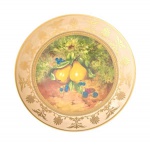 MEISSEN- Grande prato de coleção em porcelana alemã, esmaltada e policromada, com frutas ao centro, borda em tom creme e dourado; Medindo 3,5 x  27,5 cm