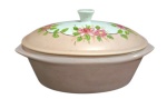 S. BRASIL - Antiga terrina, em porcelana ricamente esmaltado, em tom rosa, com tapa decorada com flores e folhas, DEC. 80; Medindo 15 x 27 x 17,5 cm