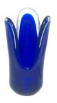 MURANO -  Grande vaso confeccionado em vidro artístico bi color, nos tons azul e translúcido, na forma de flor; Medindo 33 x 15 cm