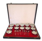 BEL PRATA - Raro conjunto para sobremesa, confeccionado em metal espessurado a prata 90, contendo 12 colheres e 12  taças, sem uso e no box; Medindo a caixa 6 ,5 x 52 x 38 cm