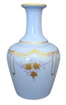 OPALINA - Antigo vaso em opalina no tom azul, com decoração diversificado em dourado; Medindo 20 X 12 cm ( peq. bicado na boca)