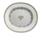 CHINA - Antigo centro de mesa, confeccionado em pesada pasta de porcelana chinesa branca, esmaltada, com decoração floral no centro com galeria vasada; Medindo  3 X 28,5 X 25,5 cm