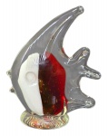 MURANO - Escultura em vidro artístico translúcido com fundo vermelho e branco, em forma de peixe; Medindo 11 x 9,5 cm