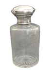 BACCARAT - Antigo perfumeiro, confeccionado em cristal europeu translúcido, com suaves lapidações de guirlandas, fundo estrelado,  com tampa de prata, pesando 27 gramas; Medindo 15 x 7,5 cm