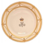 MARIA ANTONIETA - Prato de porcelana portuguesa nobre, apresenta monograma entrelaçados com iniciais "MA" abaixo de coroa indicativa da realeza em tons dourado, azul e vermelho, bodas com acabamentos em fios de ouro , Sec. XIX ; Medindo 27,5 cm
