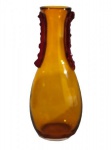 MURANO -  Vaso em vidro artístico em tom âmbar "estilo dec. 50" com decoração nas laterais em relevo; medindo 23,5 x 9,5 cm