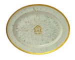 CIA DAS INDIAS SEC XVIII- Travessa em pasta de porcelana chinesa, formato oval parte central com monograma e escudo, borda com filete dourado, período Quialong, séc. XVIII. Medindo 3 x 33,5 x 26,5 cm