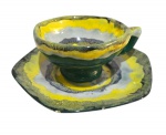 Xícara confeccionado em cerâmica com esmalte texturizado vitrificado artesanal, apresentando um designer irregular no pires, nos tons amarelo, verde, cinza e preto; Medindo 13,5 cm e 5 x 11 cm