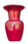 MURANO - Vaso confeccionado em vidro artístico, em tom cereja, com boca de sino; Medindo 15 x 10 c