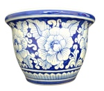 Antigo cachepot, confeccionado em cerâmica branca, com decoração floral em esmalte em tom azul cobalto; Medindo 16,5 x 22,5 cm ( ap. peq. bicado)