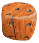 COLECIONISMO - Grande dado decorativo em madeira de  Pinho de Riga , esculpido com formas irregulares; Medindo 10 x 10 cm