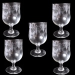 SAINT LOUIS - Conjunto com 5  taças em fino cristal francês com suaves lapidações ao redor; medindo 13 x ,7,5 cm