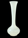 OPALINA - Vaso solifler em opalina francesa, no tom branco, em forma de corneta; Medindo 18 x 8 cm ( ap. 3 bicados na boca )
