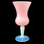 SÉVERES - Taça confeccionado em opalina francesa, nos tons rosa e branco, sobre base redonda azulada; Medindo 15,5 X 7,5 cm ( peq. bicado)