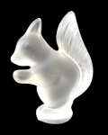 VANNES  - Escultura de cristal  fosca francesa em forma de esquilo; Medindo 10 X 9 cm