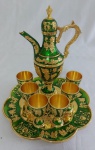 Belíssimo e luxuoso conjunto p/ café turco, de 8 peças sendo 01 bule , 06 cálices ,01 bandeja estilo barroco europeu "da corte", em metal dourado com detalhes esmaltados na cor roxo. Conjunto ornado em relevo por elementos florais. Altura 21 ( bule ) cálice 7,5 cm , bandeja 7,5 x 24 cm