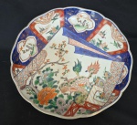 IMARI SEC XIX - Prato de coleção em porcelana japonesa nas cores rouger de fer e azul cobalto e detalhes na cor verde . Diâmetro 28 cm