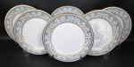 Noritake, coleção Polonaise composto por 6 pratos rasos em porcelana japonesa Policromada Oriental. Bordas e flores ornadas a ouro. Manufatura no verso. Medidas- 27 cm.
