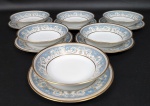 Noritake, coleção Polonaise composto por seis pratos de sobremesa e seis tigelas em porcelana japonesa Policromada Oriental. Bordas e flores ornadas a ouro. Manufatura no verso. Medidas  sobremesa; 18cm e tigela; 19cm.