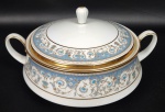 Noritake, coleção Polonaise sopeira em porcelana japonesa Policromada Oriental. Bordas e flores ornada a ouro, Manufatura no verso.Medida altura e diâmetro -14 X 22cm.