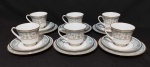 Noritake, coleção Polonaise, porcelana japonesa Policromada Oriental com bordas e flores ornadas a ouro contendo seis xícaras, seis pires e seis pratos de pão. Medidas 8 cm, 11 cm e 18cm.