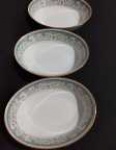Noritake, coleção Polonaise, porcelana japonesa Policromada Oriental com bordas e flores ornadas a ouro contendo três saladeiras medido 6 X 24,5. Manufatura no verso.