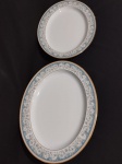 Noritake, coleção Polonaise, porcelana japonesa Policromada Oriental com bordas e flores ornadas a ouro contendo duas travessas medindo; 41 x 31 cm e 34 x 26 cm. Manufatura no verso.