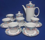 Conjunto de chá em porcelana branca Germer,  ornados com flores e frutas coloridas nas bordas. Lote contendo: 1 bule, 1 açucareiro, seis xícaras de chá com seus pires.Manufatura no verso.
