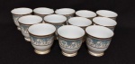 Noritake, coleção Polonaise, porcelana japonesa Policromada Oriental com bordas e flores ornadas a ouro contendo doze xícaras de café.Manufatura no verso. Faltam pires.