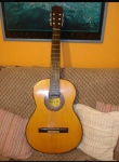 Violão argentino, da marca Fernandez Hermanos Maciço, produzido em madeira, em ótimo estado de conservação, medidas XXXXXX.