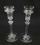 Antigo par de castiçais em cristal 8 da coleção  ROGASKA RICHMOND feitos na Slovenia, conhecidos por seu design de haste facetada e base estrelar, medidas 20x5cm.