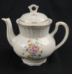 Bule em porcelana branca com detalhes florais e filetação em ouro, manufatura PANDOLFI&MESTRINER., medidas 17x19cm.