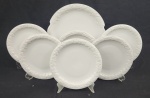 Prato para bolo  com seis pratos menores  em porcelana branca,  borda com detalhes em relevo de folhagens e frutos e o prato maior com pega nas laterais. Manufatura SALER, medidas 28x10cm.