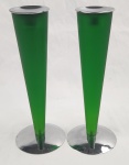 Par de candelabros em vidro satinê verde com base e apoio para vela em metal prateado redondos. Marcado no verso POLICRISTAIS/SP, medidas 26cm.