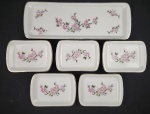 REAL. Conjunto para rocambole em porcelana branca com bordas em filertação a ouro e galeria central com pintura policromada floral. Contém 5 pratinhos, medidas 14x37cm/11x16,5cm.